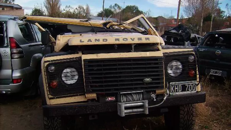 APLASTADA. La camioneta quedó apoyada contra la montaña, según una testigo. FOTO TOMADA DE RIONEGRO.COM.AR