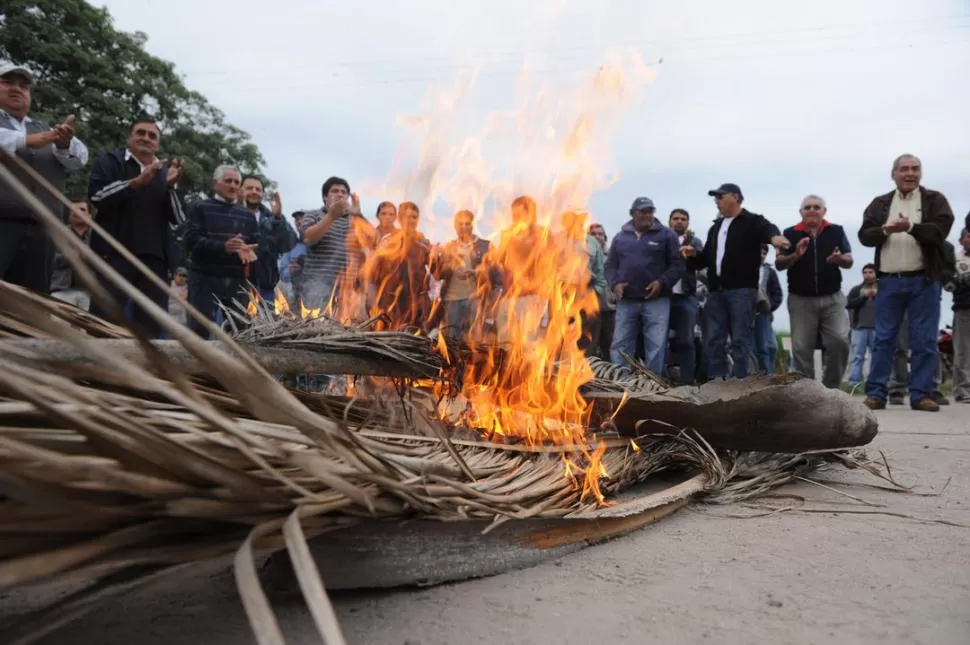 ENTRE QUEJAS. Los pequeños productores cortan el acceso a la fábrica La Providencia, ubicada en Río Seco.   