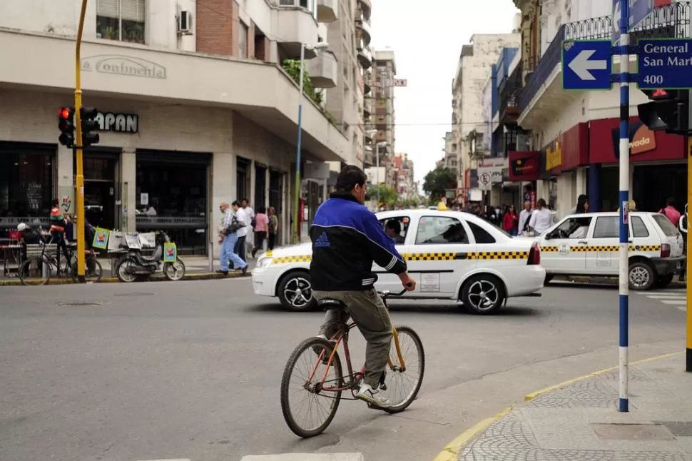 MUNDO AL REVÉS. Para ahorrar unas cuadras, circulan a contramano. LA GACETA / FOTOS DE ANALíA JARAMILLO 