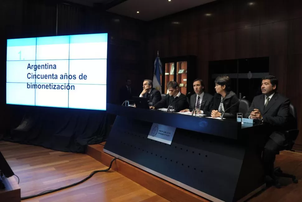 EL EQUIPO, EN PLENO. El secretario de Comercio, Guillermo Moreno; el viceministro, Axel Kicillof; el ministro de Economía, Hernán Lorenzino; la titular del Central, Mercedes Marcó del Pont, y el jefe de la AFIP, Ricardo Echegaray, ayer. 