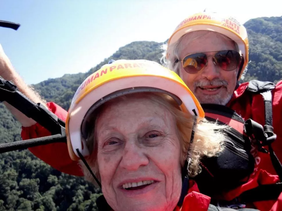 FELIZ Y SIN TEMORES. Marta Elena, más conocida como Malena, se prepara para despegar en parapente desde Loma Bola. FOTOS GENTILEZA DE EDUARDO DEHEZA