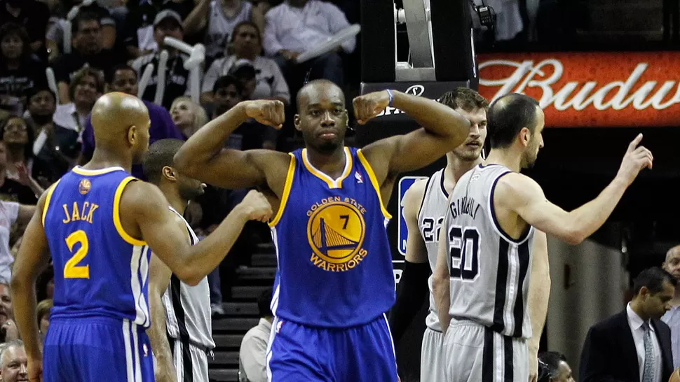 DURO. Golden State se llevó un juego desde San Antonio. REUTERS