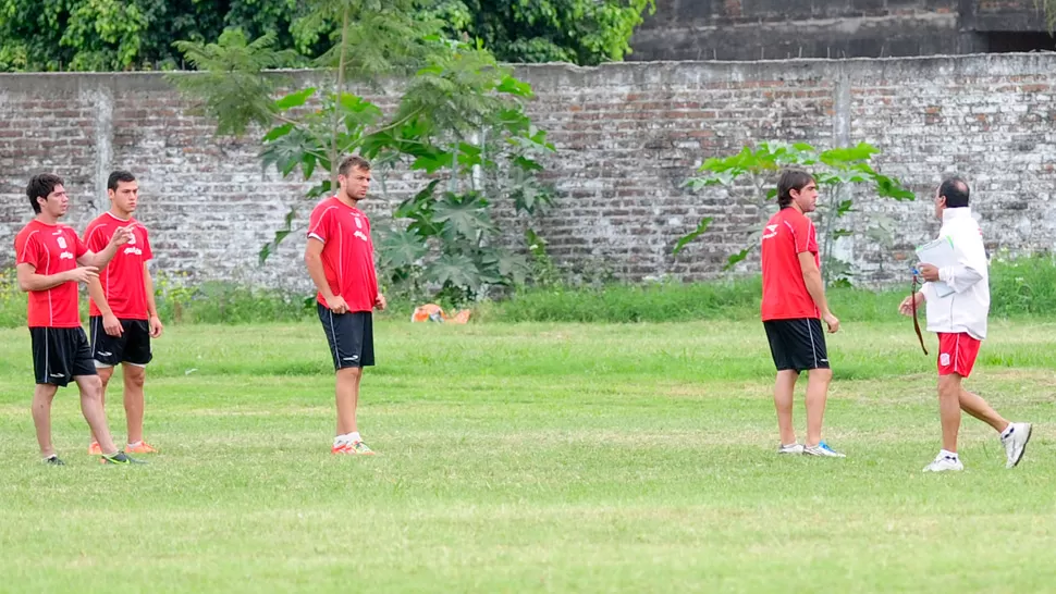 TACTICA. El entrenador ordenó a los jugadores durante diferentes ejercicios con pelota parada. LA GACETA / JORGE OLMOS SGROSSO