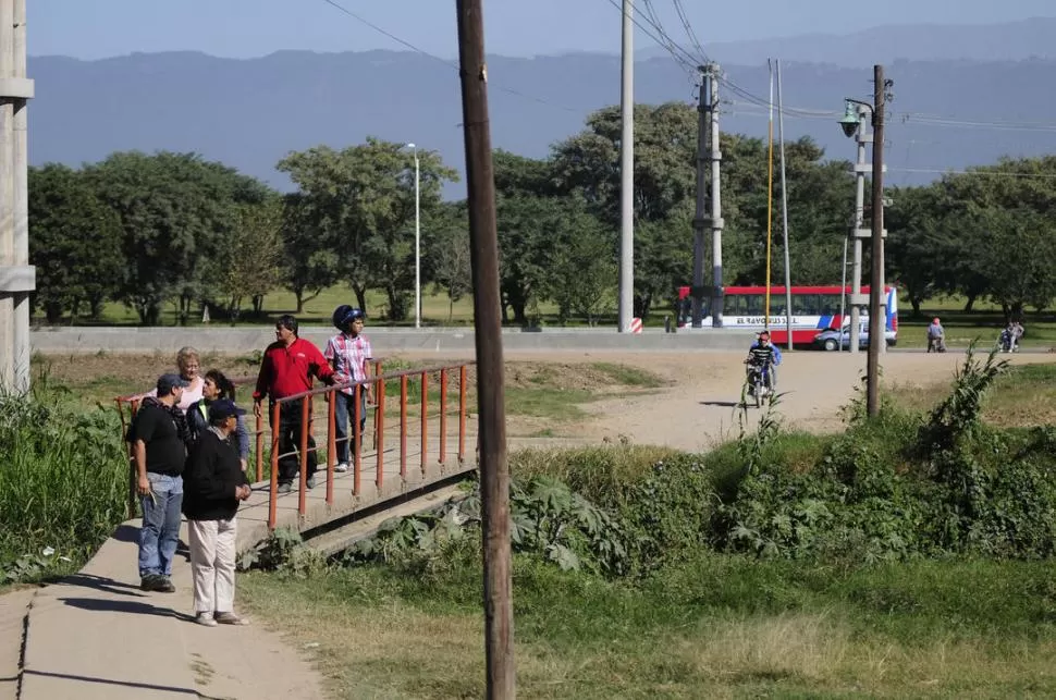 PELIGRO. Unos metros más allá del paso peatonal, la nueva colectora es una tierra de nadie donde se cometen asaltos a diario, según los vecinos LA GACETA / FOTOS DE ANALíA JARAMILLO