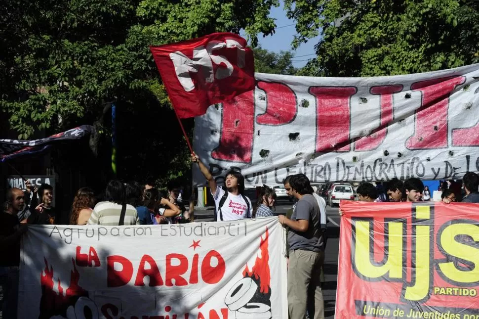 EN LA CALLE. Estudiantes protestaron frente a la junta electoral de la UNT. LA GACETA / FOTO DE JORGE OLMOS SGROSSO