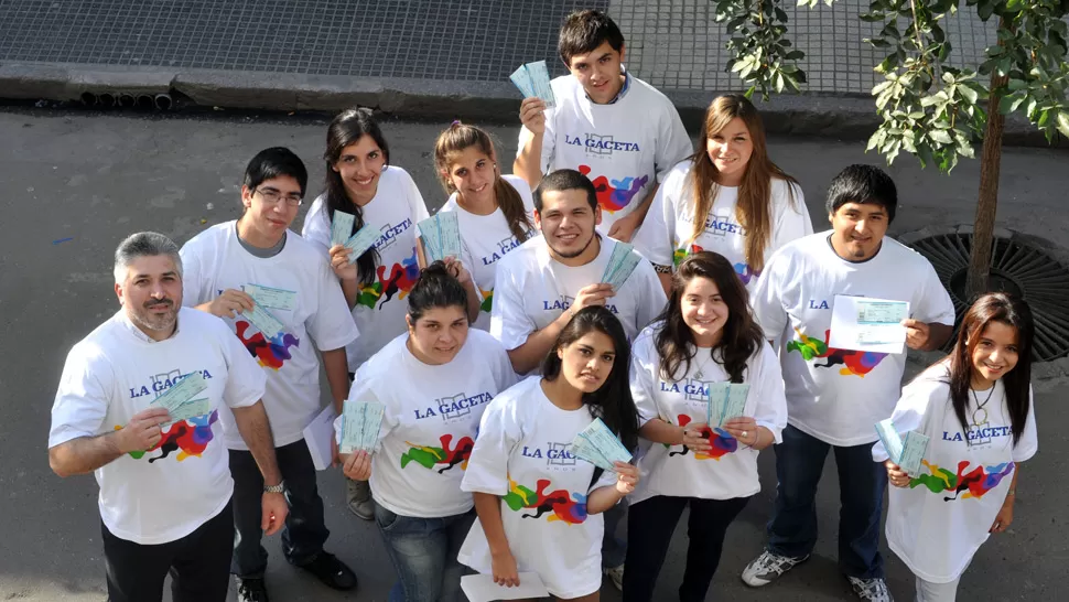 ¡WHISKY! Parte del grupo de ganadores posó junto a sus entradas. LA GACETA / DIEGO ARAOZ