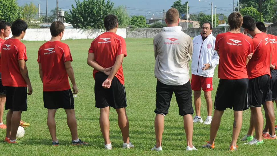 SOLO RETOQUES. Roldán vuelve a apostar por la base del equipo que empleó en las últimas dos fechas. ARCHIVO LA GACETA / ANTONIO FERRONI