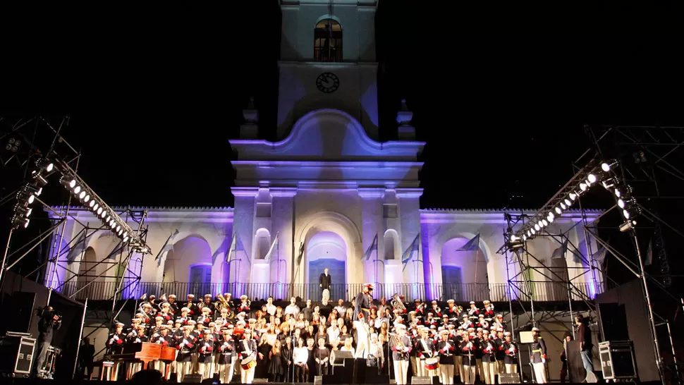 DESDE EL CABILDO. Anoche se pudo escuchar el himno por Cadena Nacional.