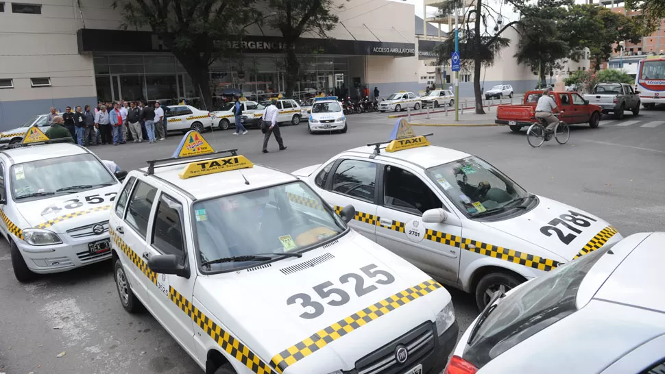 A LA ESPERA. Compañeros de la víctima esperan novedades en el Hospital Padilla. LA GACETA/ FOTO DE FRANCO VERA.