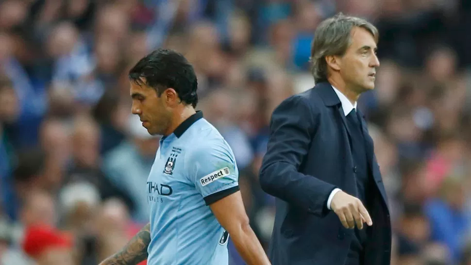 NADA QUE HACER. Carlitos Tévez salió de la cancha en el segundo tiempo. REUTERS.