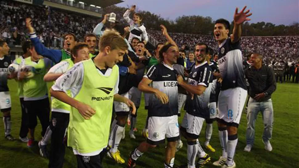 EUFÓRICOS. Los jugadores del Lobo platense festejaron como si hubieran ganado el ascenso a Primera. FOTO TOMADA DE ELDIA.COM.AR