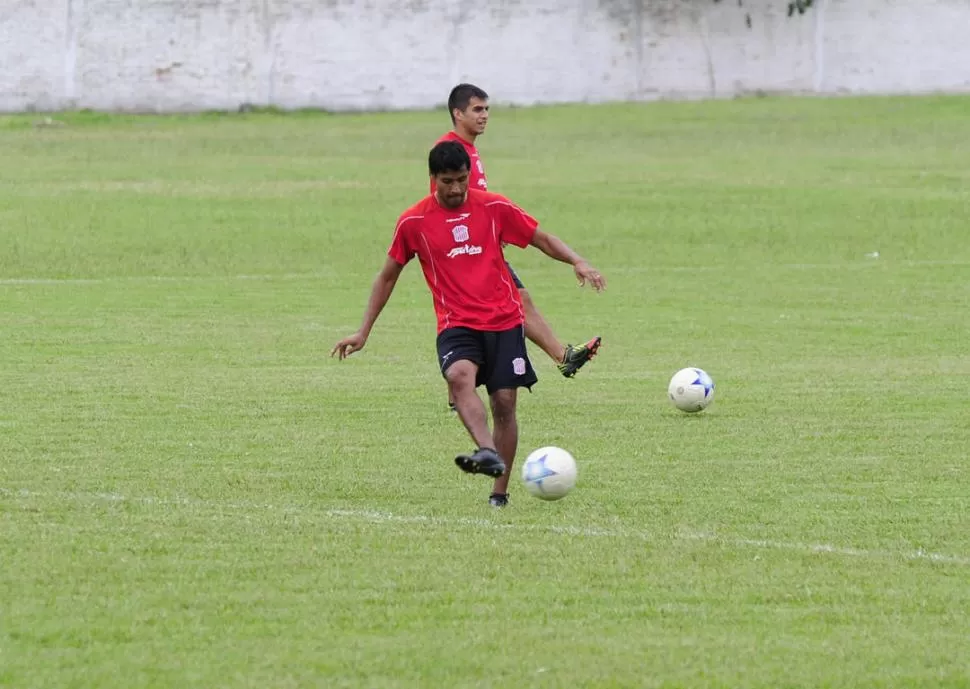 CONCENTRADO. Vera impacta el balón durante la sesión que ayer realizó el plantel en el complejo Natalio Mirkin. 