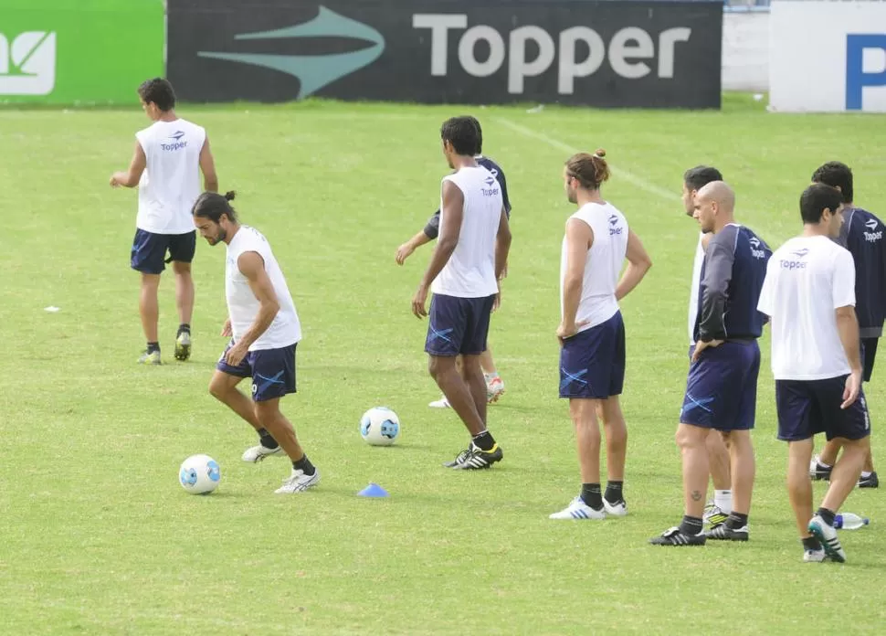 NUEVA POSICIÓN. Ladino, que controla el balón en la práctica, jugaría como lateral por izquierda. Dutari iría por derecha. LA GACETA / FOTO DE JORGE OLMOS SGROSSO