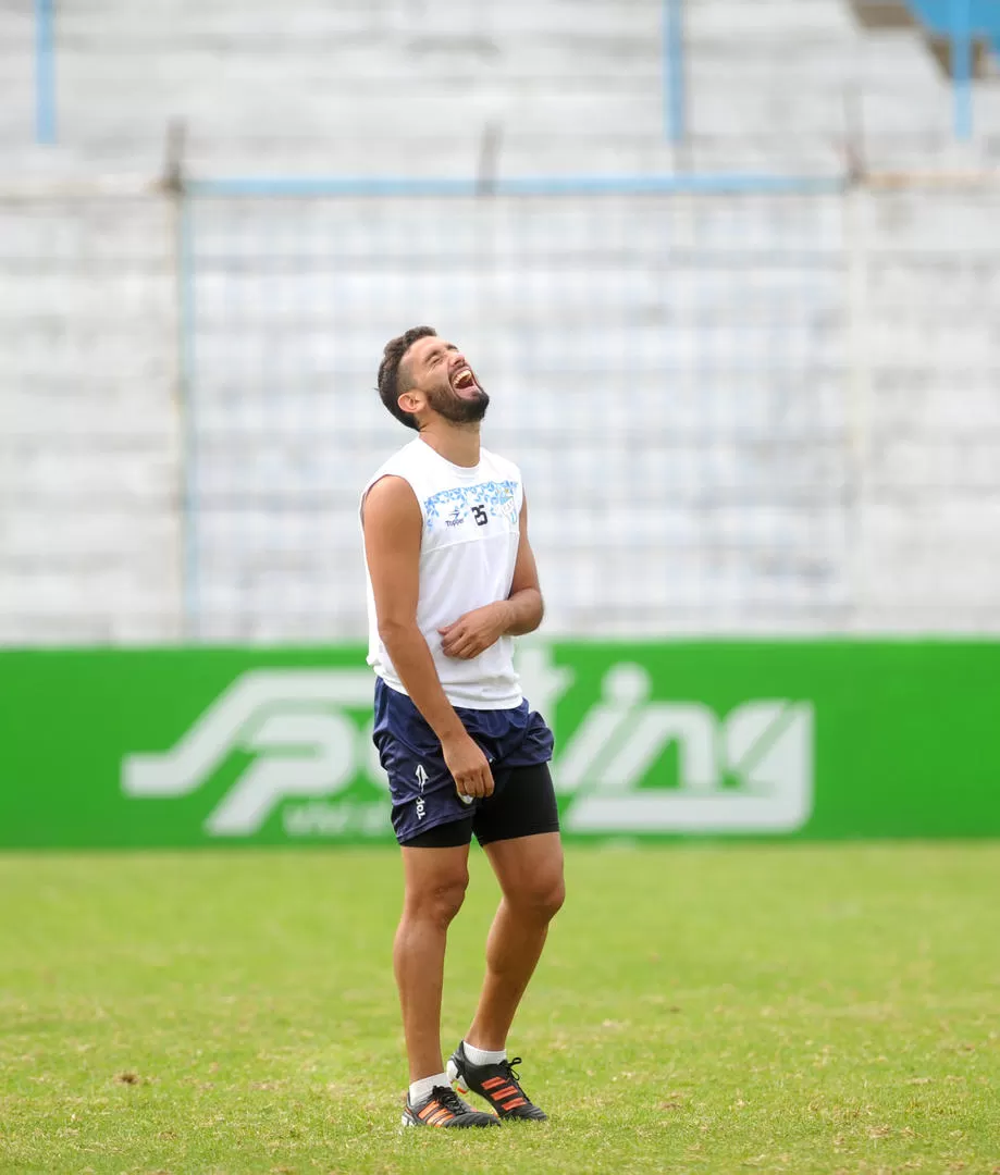 BUEN SEMBLANTE. Maidana se ríe en la práctica de ayer y espera su ansiado gol. 