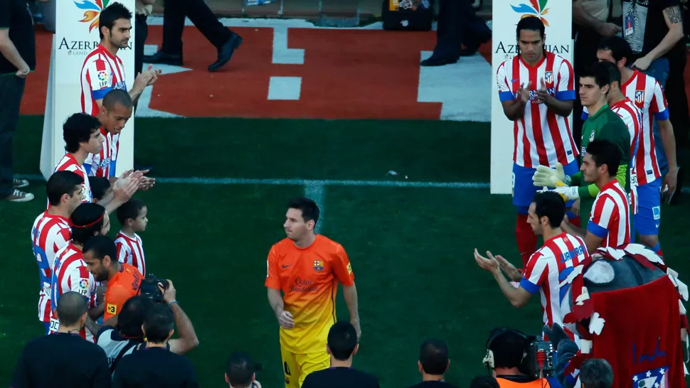 CAMPEONES. Los jugadores del conjunto madrileño saludaron a los nuevos ganadores de la Liga. REUTERS