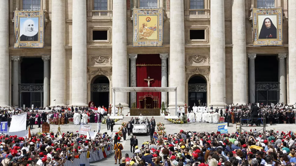 IMAGENES. Los retratos de Primaldo, Montoya y García Zavala presiden la misa de canonización, frente a la Plaza San Pedro. REUTERS