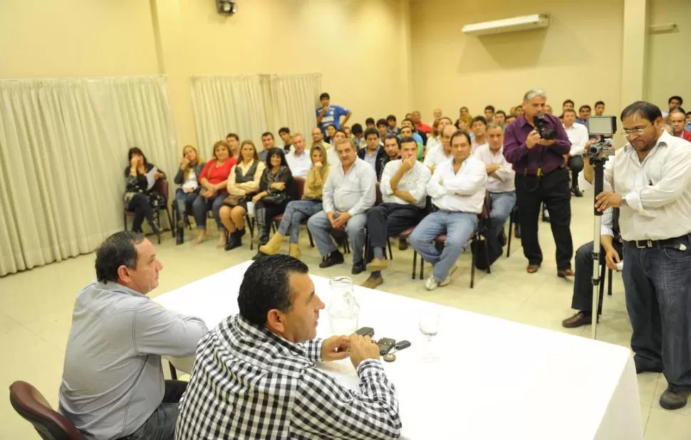 A SALA LLENA. Hasbani (abajo, a la izquierda) y Leito, en un hotel céntrico. 