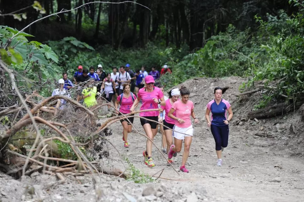 ENTRENANDO. Una de las salidas semanales en las que se internan por los senderos de Horco Molle, cruzan ríos y vuelven por la ruta. El 'tercer tiempo' también es divertido y forma parte de la salida, comentan las chicas.   LA GACETA / FOTOS DE JORGE OLMOS SGROSSO - JUAN PABLO SANCHEZ NOLI