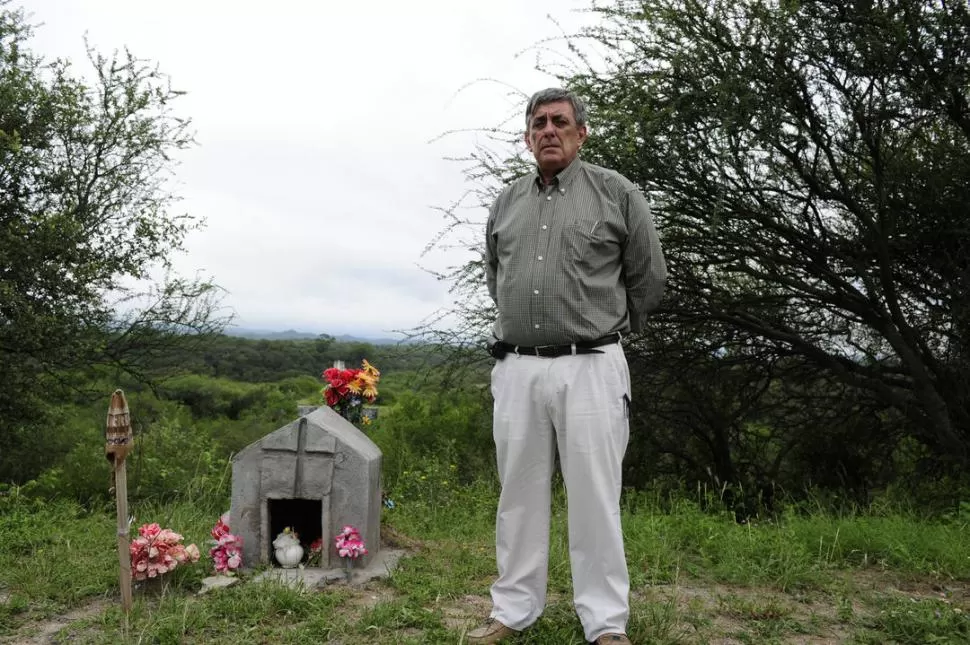 DEL LADO DE LA VÍCTIMA. Lebbos junto al monolito que señala el lugar donde fue hallado el cadáver de Paulina. LA GACETA / FOTO DE JORGE OLMOS SGROOS (ARCHIVO)