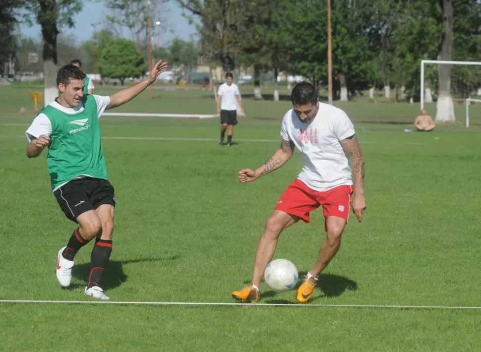 UNO SÍ, EL OTRO NO. Carlos Berta, que será una opción para el juego de mañana, se enfrenta a Gustavo Balvorín (lesionado). El joven delantero del santo tiene en Ring...Ring... un ejemplo a seguir en el área. 