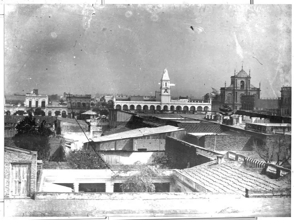 AL PROMEDIAR LOS AÑOS 1880. El fotógrafo tomó esta imagen desde los techos de Laprida primera cuadra. Se divisan, frente a la plaza, el Cabildo y el templo de San Francisco todavía desprovisto de cúpula. LA GACETA / ARCHIVO