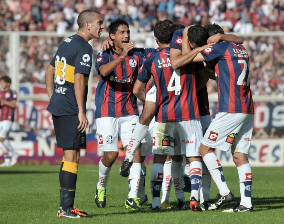 SIN NADA QUE HACER. Todo San Lorenzo festeja su triunfo en la cara del pibe de Boca, Gonzalo Escalante. No pudo ser. TéLAM