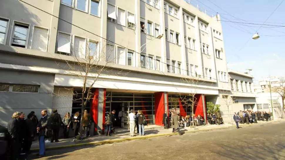 RODEADO DE RUMORES. Fachada del edificio donde funciona Clarín, en el barrio de Barraacas. FOTO TOMADA DE PERFIL.COM