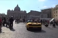 Los autos de lujo de Lamborghini desfilan en el Vaticano