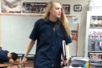 Un estudiante increpó a su profesora para que le enseñe