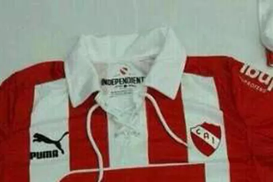 RETRO. El diseño emularía la vestimenta alternativa que usó el club cuando ganó su primer título en 1938. FOTO TOMADA DE OLE.COM.AR