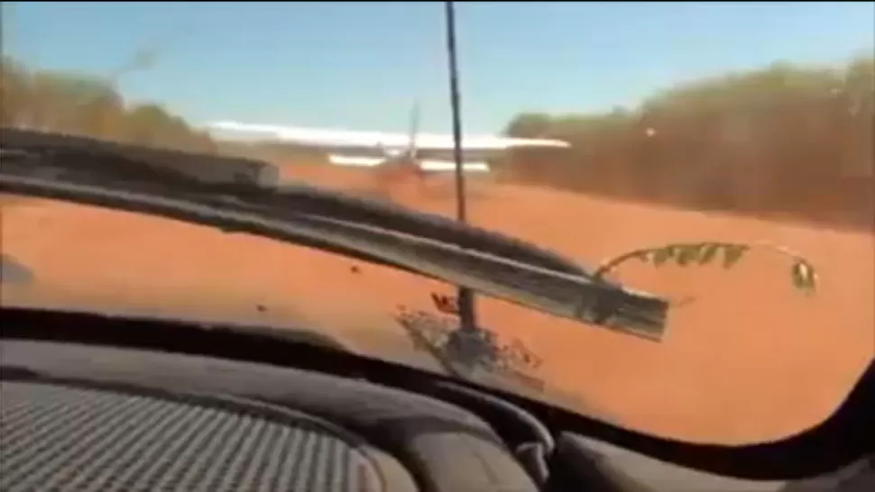 MANIOBRA. El patrullero se acerca a la avioneta, para evitar su despegue. CAPTURA DE VIDEO. 