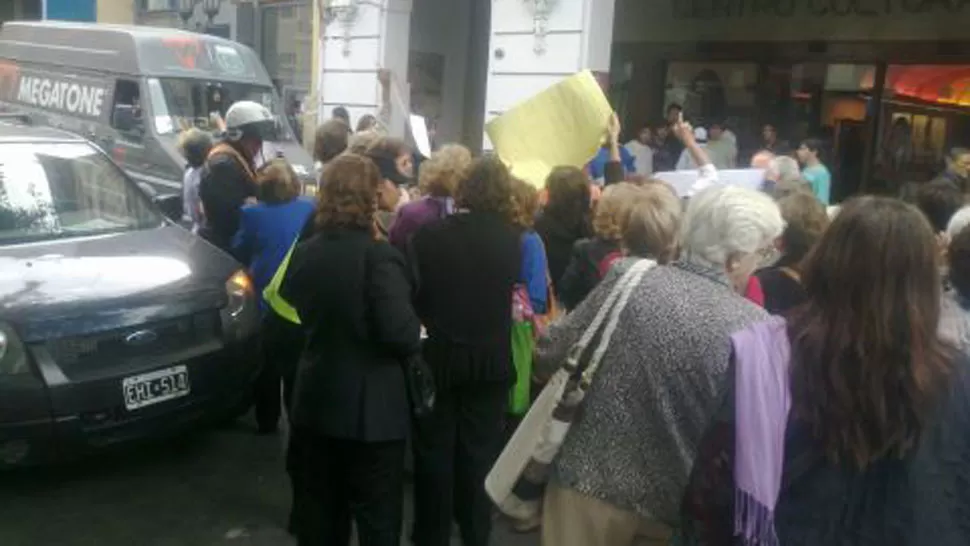 CALLE CORTADA. Los alumnos del Programa cortaron el tránsito en 25 de Mayo al 200. FOTO TOMADA DE TWITTER / @VERONICAKIROGA