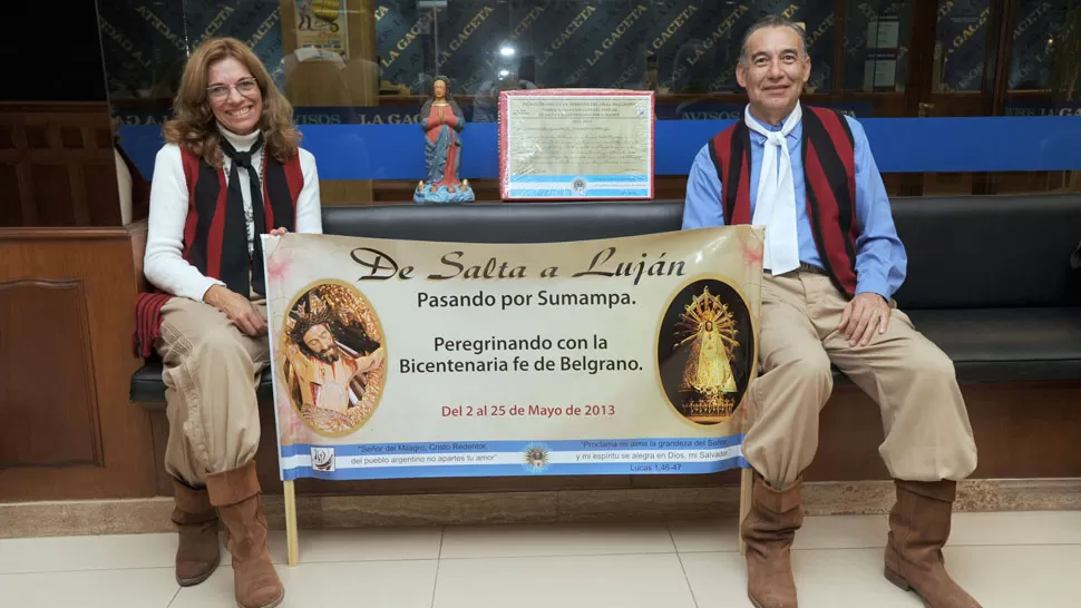 EN LA GACETA. Los peregrinos visitaron el diario y mostraron sus ofrendas. LA GACETA/ FOTO DE ENRIQUE GALINDEZ.