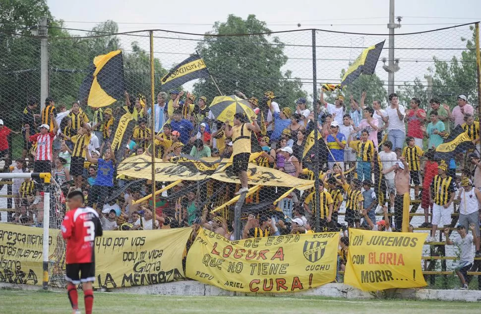 INFILTRADOS. La hinchada de la gloria recibió a la de los leones y ambos entonaron cánticos en contra de San Juan. LA GACETA / FOTO DE HéCTOR PERALTA (ARCHIVO)