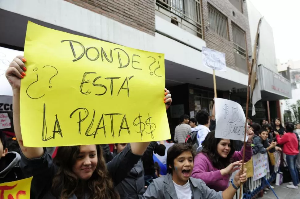 INDIGNADOS. Los 300 alumnos de turno mañana se cansaron de asistir a una escuela en tan malas condiciones y salieron a protestar a la calle.  