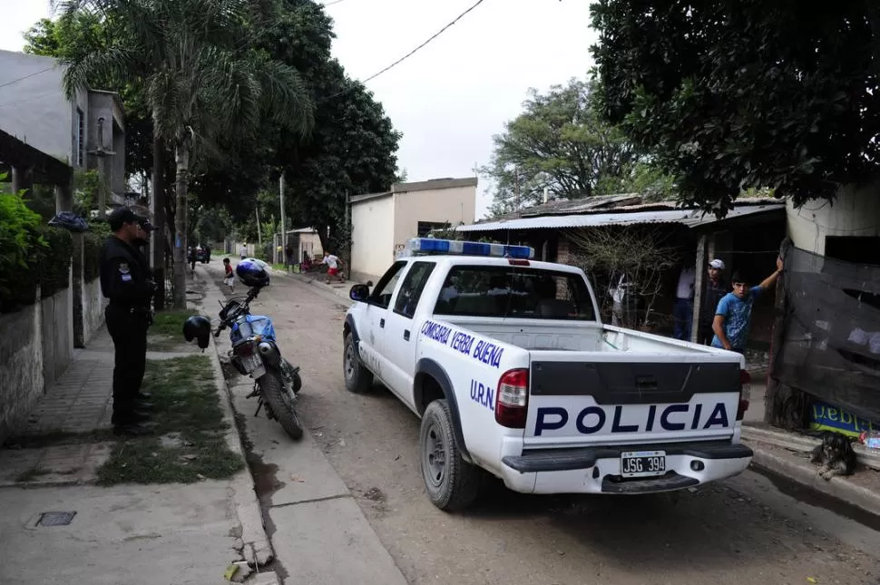 CON CUSTODIA. Tras el enfrentamiento, la Justicia ordenó que dos efectivos policiales permanezcan en el lugar para evitar nuevos hechos de violencia. LA GACETA / FOTO DE JORGE OLMOS SGROSSO 