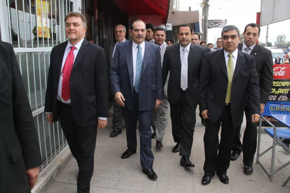 EN CAMPAÑA. Domingo Amaya, José Alperovich, Regino Amado y Germán Alfaro recorrieron ayer obras de repavimentación en Jujuy al 2.500. PRENSA Y DIFUSIóN