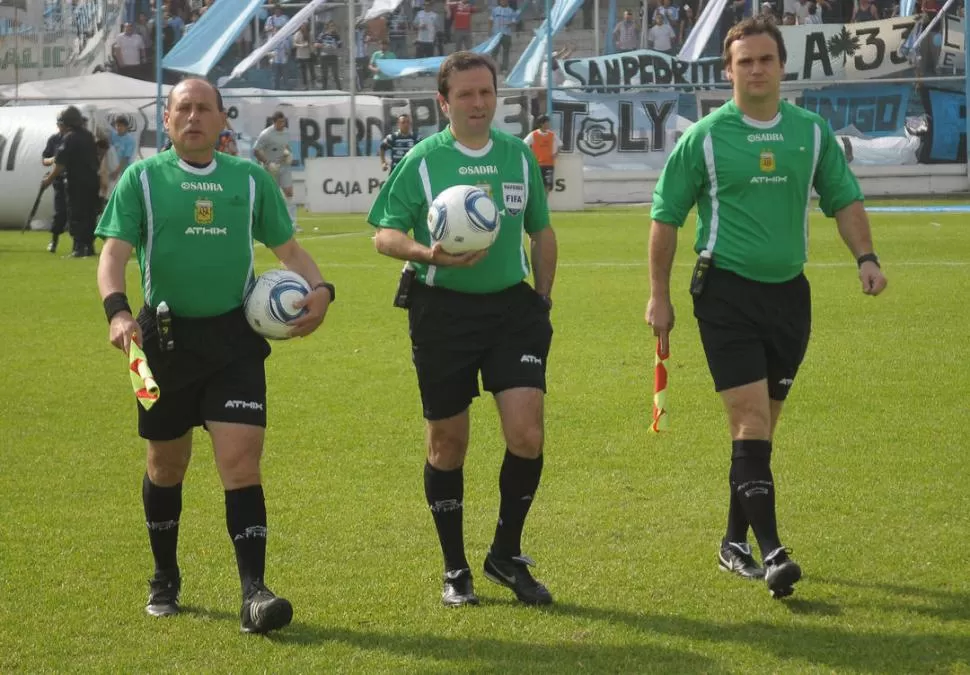 POR ACÁ, NO. Villanueva, autor de la asistencia del 1 a 1 de Soto Torres, le cierra el paso a Maidana, que iba tras el balón. 