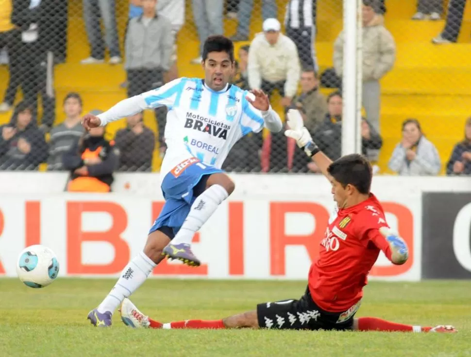 DEMASIADO GENEROSO. Bustamante, que busca el pase al medio (a Maidana) en vez de intentar quebrar a Champagne y lograr el 2-1, dejó escapar una chance clara. En el jugada siguiente, Olimpo puso el 2-1. GENTILEZA FOTOS DEL DIARIO LA NUEVA PROVINCIA