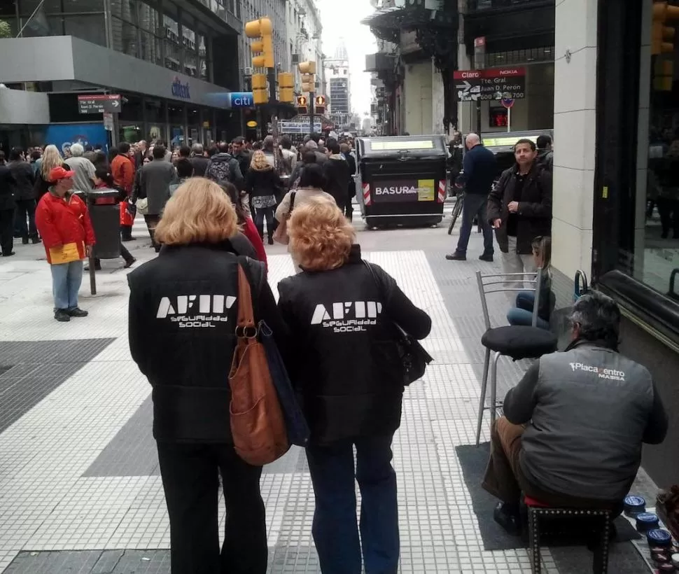 BAJO LA LUPA DE LA AFIP. Los inspectores del organismo siguen controlando la compraventa informal de divisas en el microcentro porteño. DYN