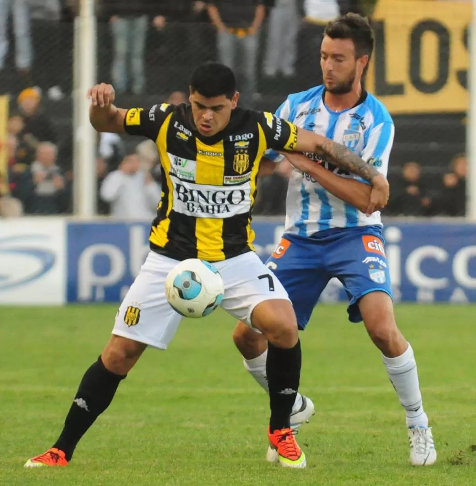 FIGURA. Bou, una de los pilares de Olimpo, protege el balón ante Dutari. 