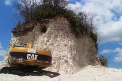 Destruyen una pirámide maya