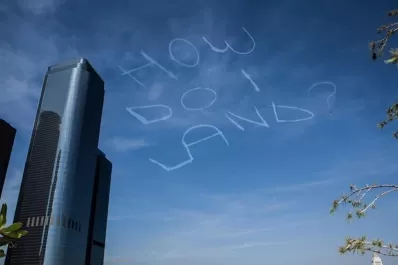 ¿Cómo aterrizo?, escribió un piloto en el cielo