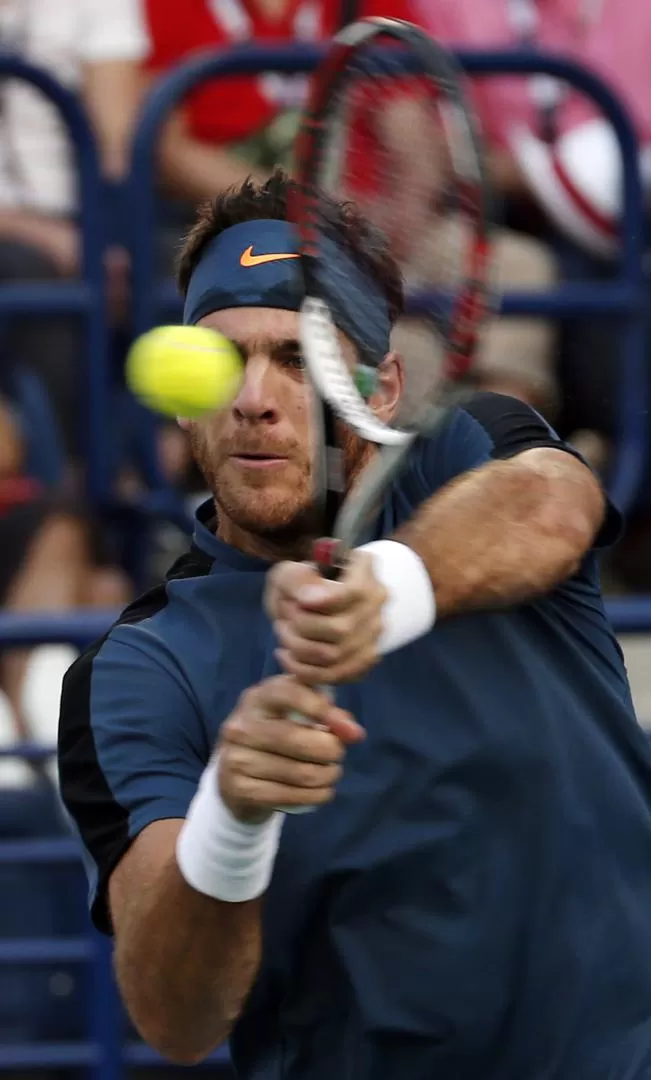 DE REVÉS. Del Potro pudo impactar bien la pelota y se llevó el triunfo en Roma. 