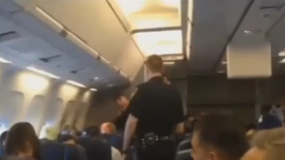 ARRESTADA. La mujer fue retirada del avión por la Policía de Kansas. CAPTURA DE VIDEO