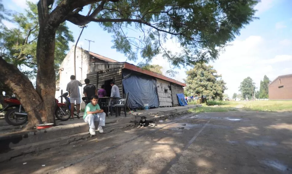 VIVIR EN LA ESTACIÓN. Varias familias comparten el derruido edificio de la estación de trenes de Arcadia. LA GACETA / FOTOS DE OSVALDO RIPOLL