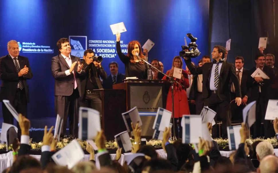 EN LA UNIVERSIDAD DE LA MATANZA. Cristina, al final de su extenso y enérgico discurso, saluda y agradece a los participantes de un ciclo. TELAM