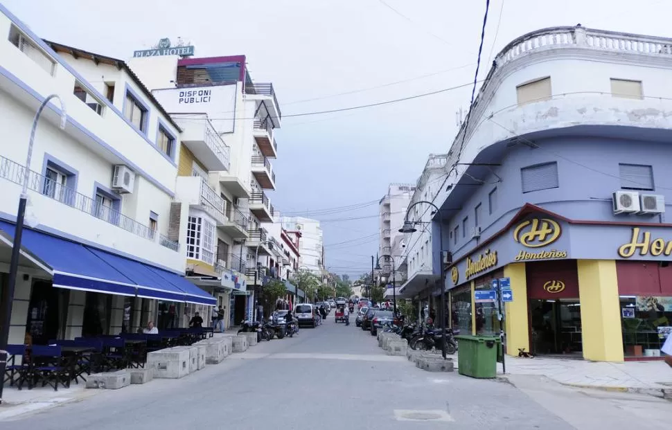  Se eliminó la contaminación visual .
Sobre calle Rivadavia se sacaron los carteles bandera para eliminar la contaminación visual, de manera que ahora se puede ver el casino al fondo. A mano derecha se ven las nuevas farolas.
