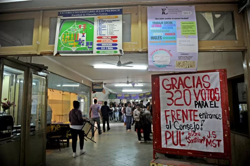 POR SI ACASO. Militantes de izquierda de Filo habían tomado el decanato. LA GACETA /  FOTO DE FRANCO VERA