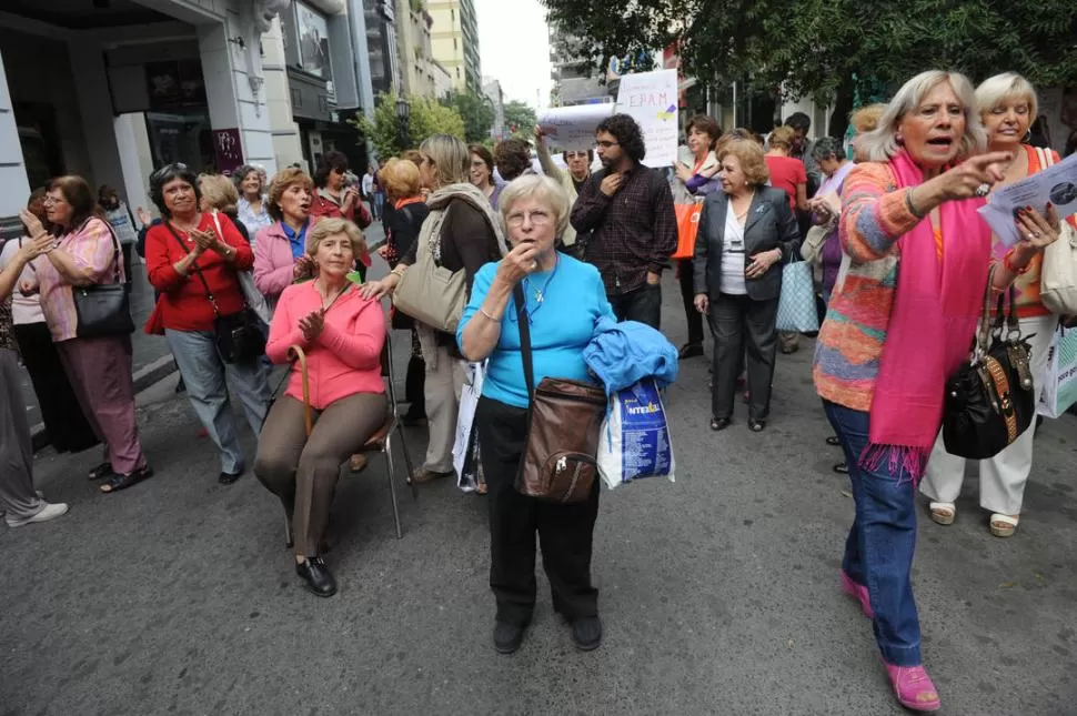 SILBATOS Y SILLAS EN PLENO CENTRO. Los abuelos se sentaron en plena 25 de Mayo y se hicieron escuchar. LA GACETA / FOTO DE FRANCO VERA